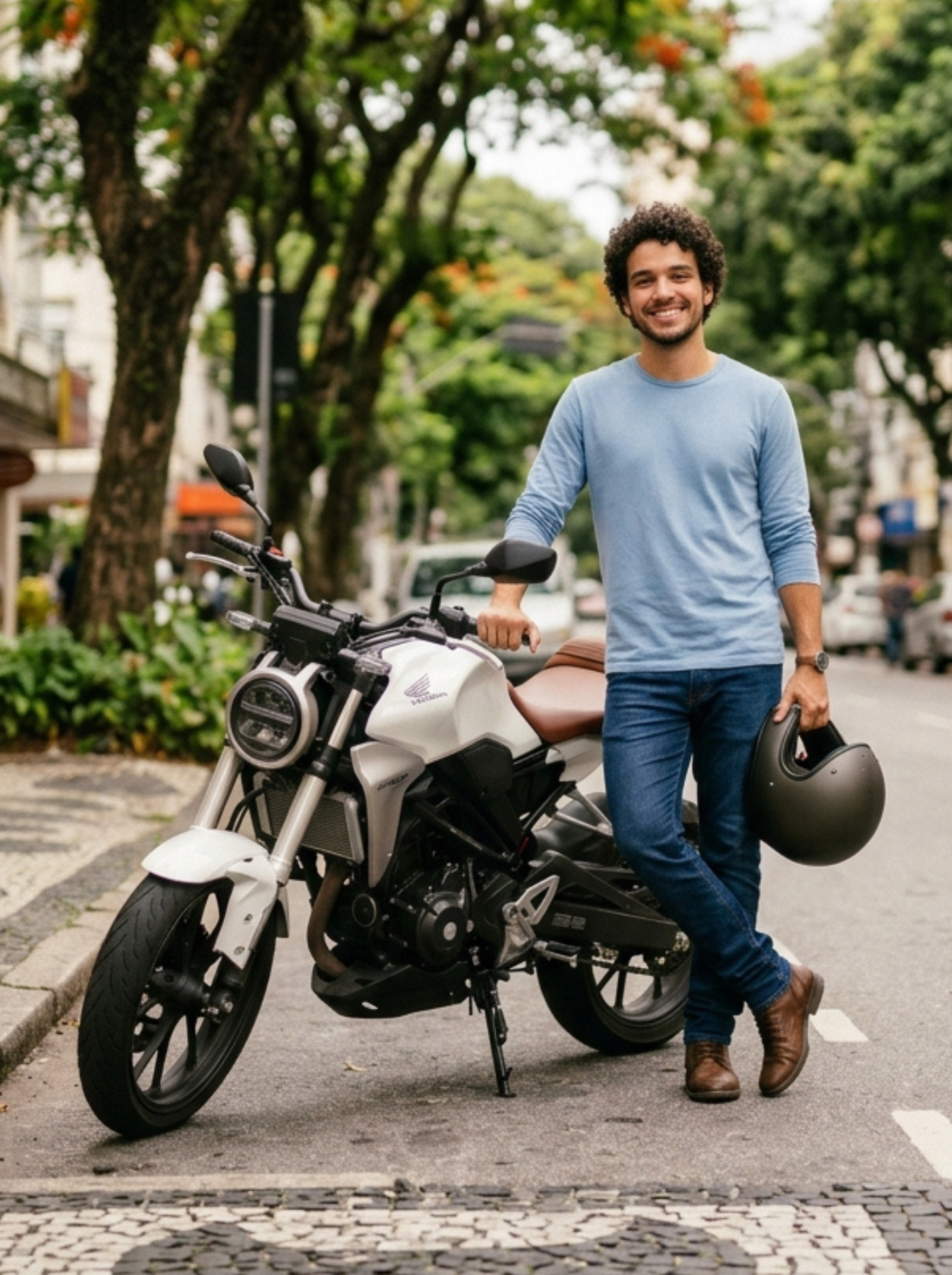 Motociclista sorrindo ao lado de sua moto na rua